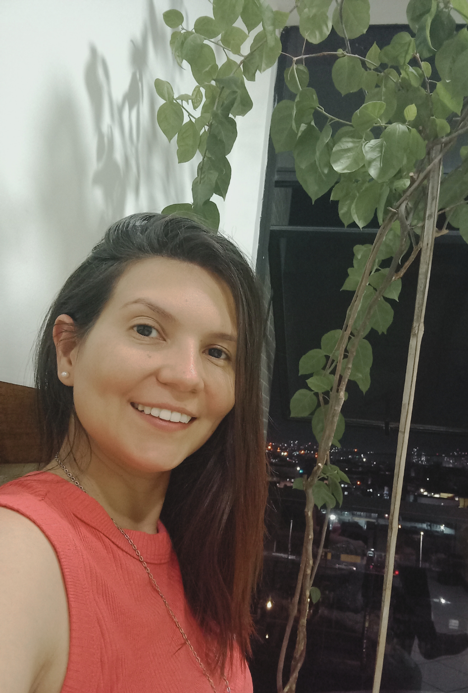 Psicóloga Jéssica Nascimento em atendimento de psicoterapia online