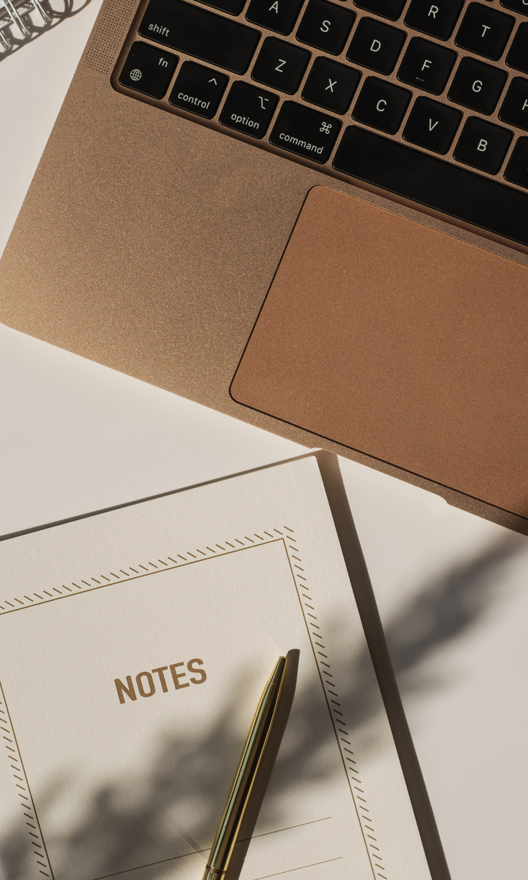 Notebook e caderno de anotações sobre uma mesa clara, prontos para uma sessão de terapia online